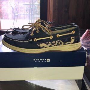 Womens sz6 leopard print sperry shoes.